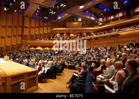 Open University Degree Zeremonie im Barbican Centre London auf 18. September 2009 Stockfoto