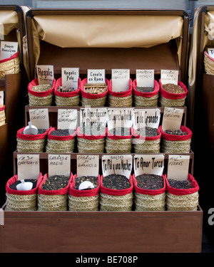 Bunte Strohkörbe mit verschiedenen Sorten von Tee zum Verkauf an einem Marktstand in der Nähe von Kathedrale von Granada in Spanien Stockfoto