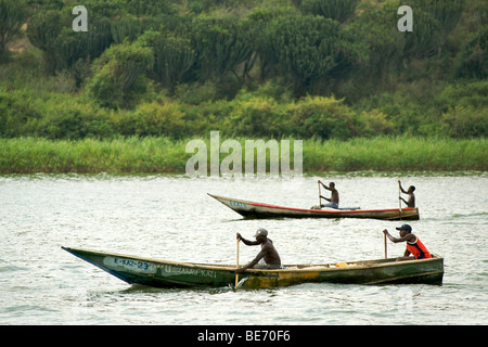 Ugander in Angelboote/Fischerboote auf der Hütte-Kanal führt, die zwischen Lake George und Lake Edward in Uganda. Stockfoto