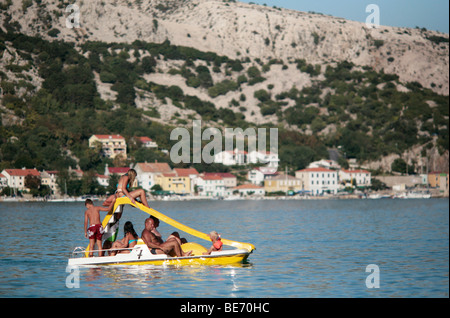 Menschen auf Tretboot, Sonnen, Kroatien Stockfoto