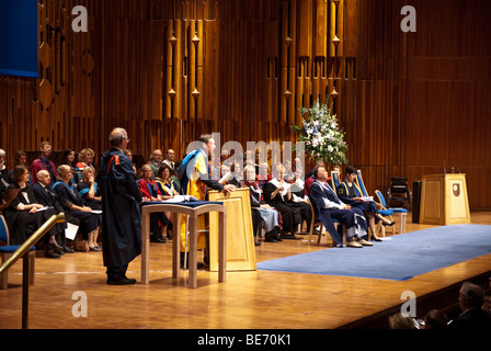 Verleihung der Ehrendoktorwürde der Open University auf Herrn Frank Gardner OBE im Barbican Centre London 18. September 2009 Stockfoto
