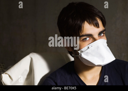 Teenager tragen von Schutzmasken, Blick in die Kamera Stockfoto