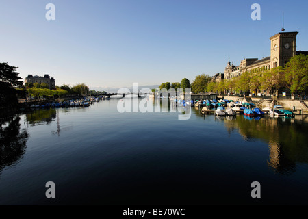 Altstadt von Zürich an der Limmat River Abfluss aus dem Zürichsee mit der Quaibruecke-Brücke, Zürich, Schweiz, E Stockfoto