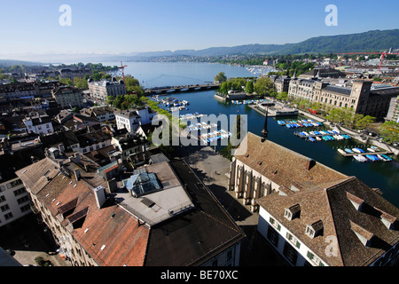 Blick aus einem der Türme des Grossmuenster, Great Minster Kirche, über den Fluss Limmat und Zürichsee, Zürich, Schweiz, Stockfoto