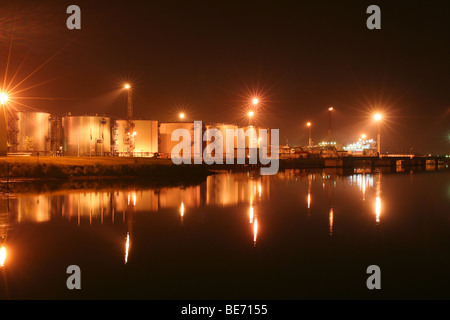 Nacht Öltanks im Hafen Stockfoto