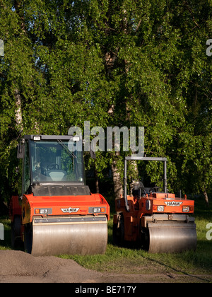 Hamm HD 75 Gelenkte Tandemwalze und eine kleinere, Finnland Stockfoto