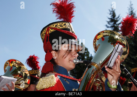 Junge Frau spielt die Tuba, lokale Musikgruppe am Samson Parade, St. Michael, Lungau, Salzburger Land, Salzburg, Österreich, Stockfoto