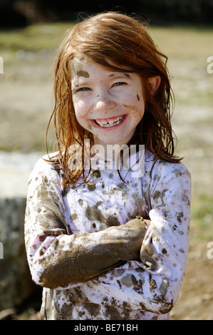 Kind völlig bedeckt im Schlamm, schmutzig, wild, untypische Mädchen Stockfoto