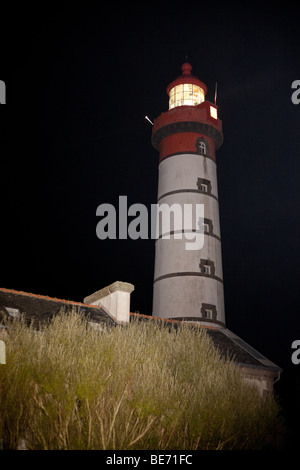 Saint Mathieu Leuchtturm beleuchtet, Bretagne, Finistere, Frankreich Stockfoto