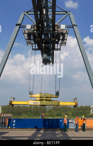 Containerumschlag Portalkran über ein Lastkahn mit Arbeiter auf dem Kai, Hafen Bonn, Nordrhein-Westfalen, Deutschland, Europa Stockfoto