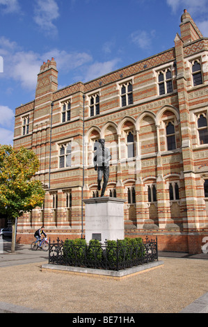 Statue von William Webb Ellis, Rugby School, Rugby, Warwickshire, England, Vereinigtes Königreich Stockfoto