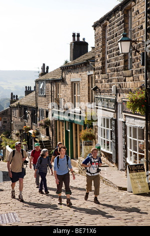 Großbritannien, England, Yorkshire, Haworth, Main Street, Viistors Sehenswürdigkeiten Stockfoto