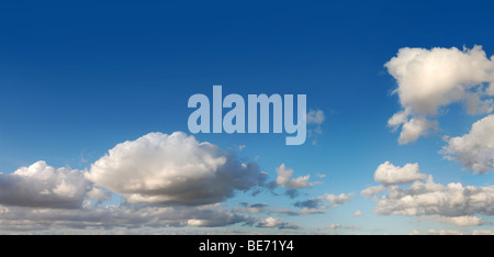 Blauer Himmel mit flauschigen Wolken im Sonnenschein am Tag, Panorama-Bild Stockfoto