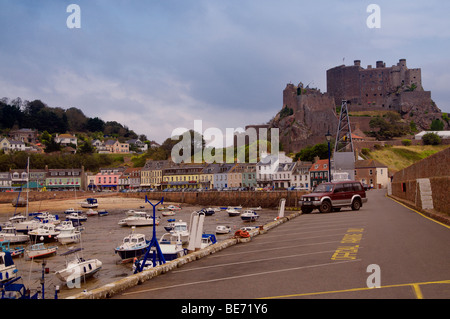 Gorey Dorf und den Hafen mit dem historischen Mont Hochmuts Schloss im Hintergrund auf der Insel der Jersey.Channel Inseln. Stockfoto