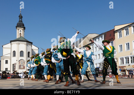 Historische Schwerttanz, Georgiritt, George Fahrt, Ostermontag Prozession, Altstädter Ring mit der Pfarrkirche in Traunstein, Chiemg Stockfoto