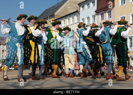 Historische Schwerttanz, Georgiritt, George Fahrt, Ostermontag Prozession, Stadtplatz in Traunstein, Chiemgau, Oberbayern, Stockfoto