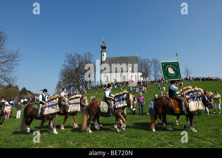 Georgiritt, Georges Ride Ostermontag Prozession, Ettendorf Kirche, Traunstein, Chiemgau, Upper Bavaria, Bavaria, Germany, E Stockfoto