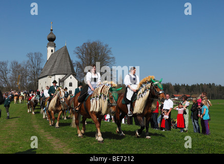 Georgiritt, Georges Ride Ostermontag Prozession, Ettendorf Kirche, Traunstein, Chiemgau, Upper Bavaria, Bavaria, Germany, E Stockfoto