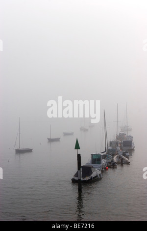 Segelboote im Hafen von Lymington, Hampshire, England Stockfoto