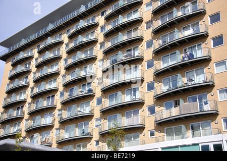 Apartments mit Blick auf das Zentrum Feltham Einkaufsmöglichkeiten, High Street, Feltham, Greater London, England, Vereinigtes Königreich Stockfoto