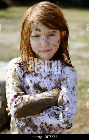 Kind völlig bedeckt im Schlamm, schmutzig, wild, untypische Mädchen Stockfoto