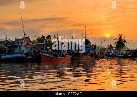 Angelboote/Fischerboote bei Sonnenuntergang auf dem Mekong River, My Tho, Mekong-Delta, Vietnam, Asien Stockfoto