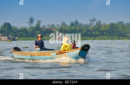 Angelboot/Fischerboot mit Frau, Mann und Kind auf dem Mekong River, Vinh Long, Mekong-Delta, Vietnam, Asien Stockfoto