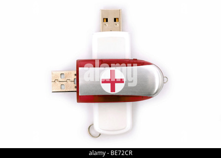 USB-Stick mit einem roten Kreuz, symbolisches Bild für digitalisierten medizinischen Patientendaten Stockfoto