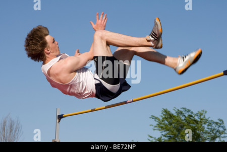 Ein High-School-Junge wünscht sich seinen Körper über die Sprungstange bei einem Bahntreffen in Milwaukee, Wisconsin, USA. Stockfoto