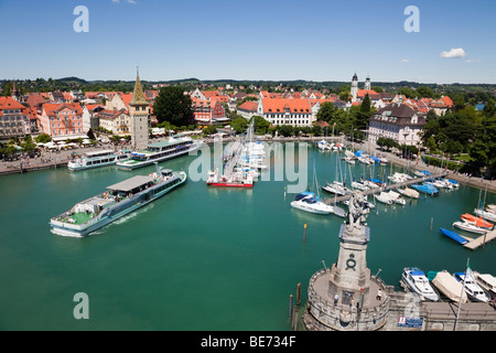 Luftaufnahme der Boote im Hafen und der malerischen Altstadt Uferpromenade am Bodensee (Bodensee). Lindau, Bayern, Deutschland, Europa Stockfoto