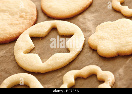 Mürbeteig Cookies auf Backblech mit Backpapier Stockfoto