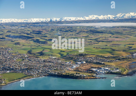 Smithfield Einfrieren Werke (rechts), Timaru und Schnee auf Südalpen, South Canterbury, Südinsel, Neuseeland - Antenne Stockfoto