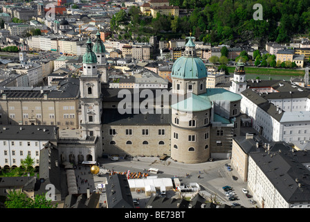 Blick von der Festung Hohensalzburg Festung auf die Altstadt mit der Kathedrale und Kapitelplatz, Salzburg, Salzb Stockfoto