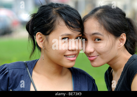 Mädchen außerhalb Magellans Kreuz Cebu City Philippinen Stockfoto