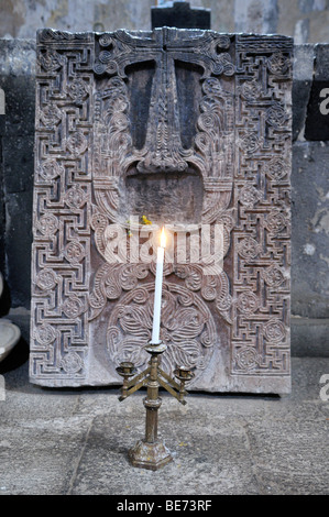 Kerzenhalter und historischen Kreuz-Stein, Khachkar in der armenischen orthodoxen Kirche St. Hripsime, UNESCO-Weltkulturerbe, EG Stockfoto