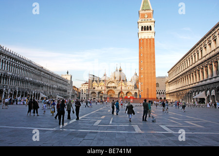 Piazza San Marco, Markusplatz, überfüllt mit Touristen und Ausflügler in Venedig, Italien. Stockfoto