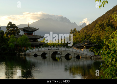 Pagode, Pavillons und chinesische Brücke in der Black Dragon Pool Park mit der Jade Dragon Snow Mountain in den Rücken, Lijiang, Yun Stockfoto