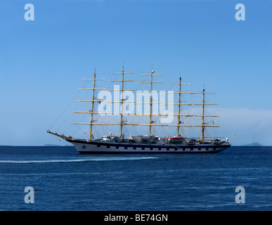 Schönes Segeln Schiff mit 5 Masten ankern vor der Insel Capri im Golf von Neapel. Stockfoto