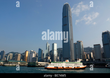 Fähre vor der Skyline von Hong Kong, Hong Kong, China, Zentralasien Stockfoto