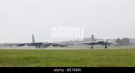 B52-B Stratofortress und Avro Vulcan B2 XH558 Rückkehr aus ihrer Flugschau an RAF Fairford in Gloucestershire, Großbritannien Stockfoto