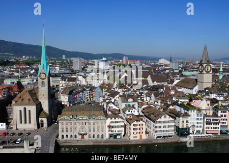 Blick aus einem Turm Grossmuenster, Great Minster Kirche in Richtung Turm von St. Peter Church, der Turm von Fraumuenster Churc Stockfoto