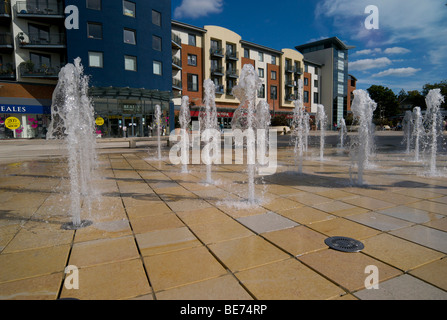 Ein Wasserspiel auf dem Platz vor dem Forum Shopping Center in Horsham West Sussex UK Stockfoto