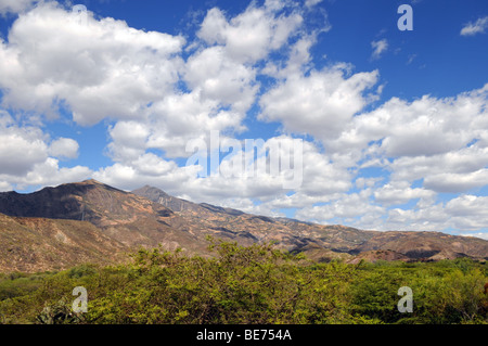 Bunte Landschaft in Cajabamba in den nördlichen Anden Perus Stockfoto