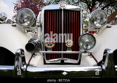 Blick auf die Vorderseite einer MG Oldtimer Stockfoto