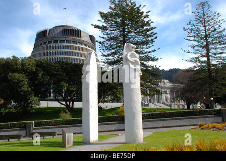 Bienenstock Neuseeland Parlament mit Maori, Pou Whenua oder Grenze Marker im Vordergrund. Stockfoto