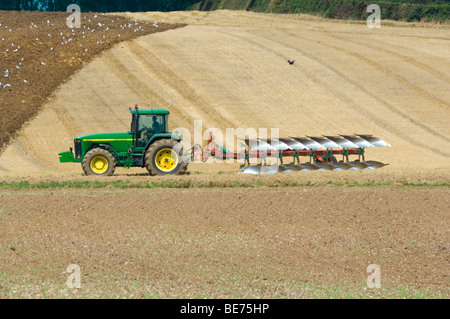 Traktor Pflügen eine Feld Suffolk UK Stockfoto