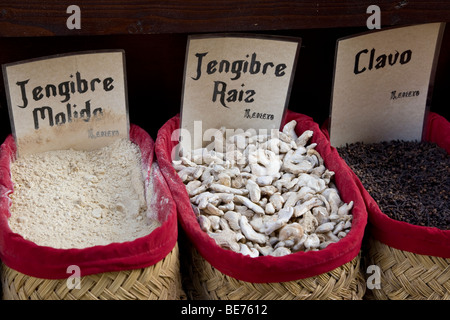 Bunte Strohkörbe mit Wurzel und pulverisierter Ingwer und Nelken an einem Marktstand in der Nähe von Kathedrale von Granada in Spanien Stockfoto