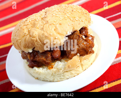 Ein Sloppy Joe Stil Sandwich mit Chili Con carne Stockfoto