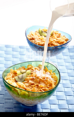 Cornflakes mit Kiwi, Milch Stockfoto