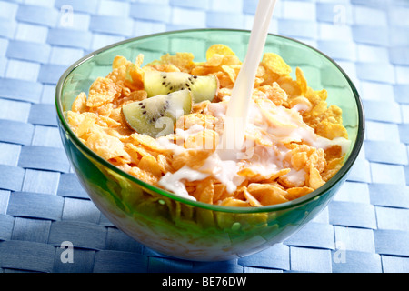 Cornflakes mit Kiwi, Milch Stockfoto